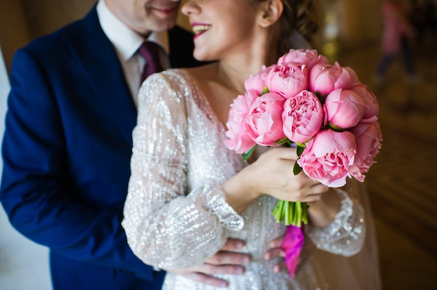 Bouquet da sposa di peonie rosa