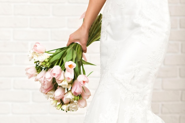 Bouquet da sposa di tulipani nelle mani della sposa