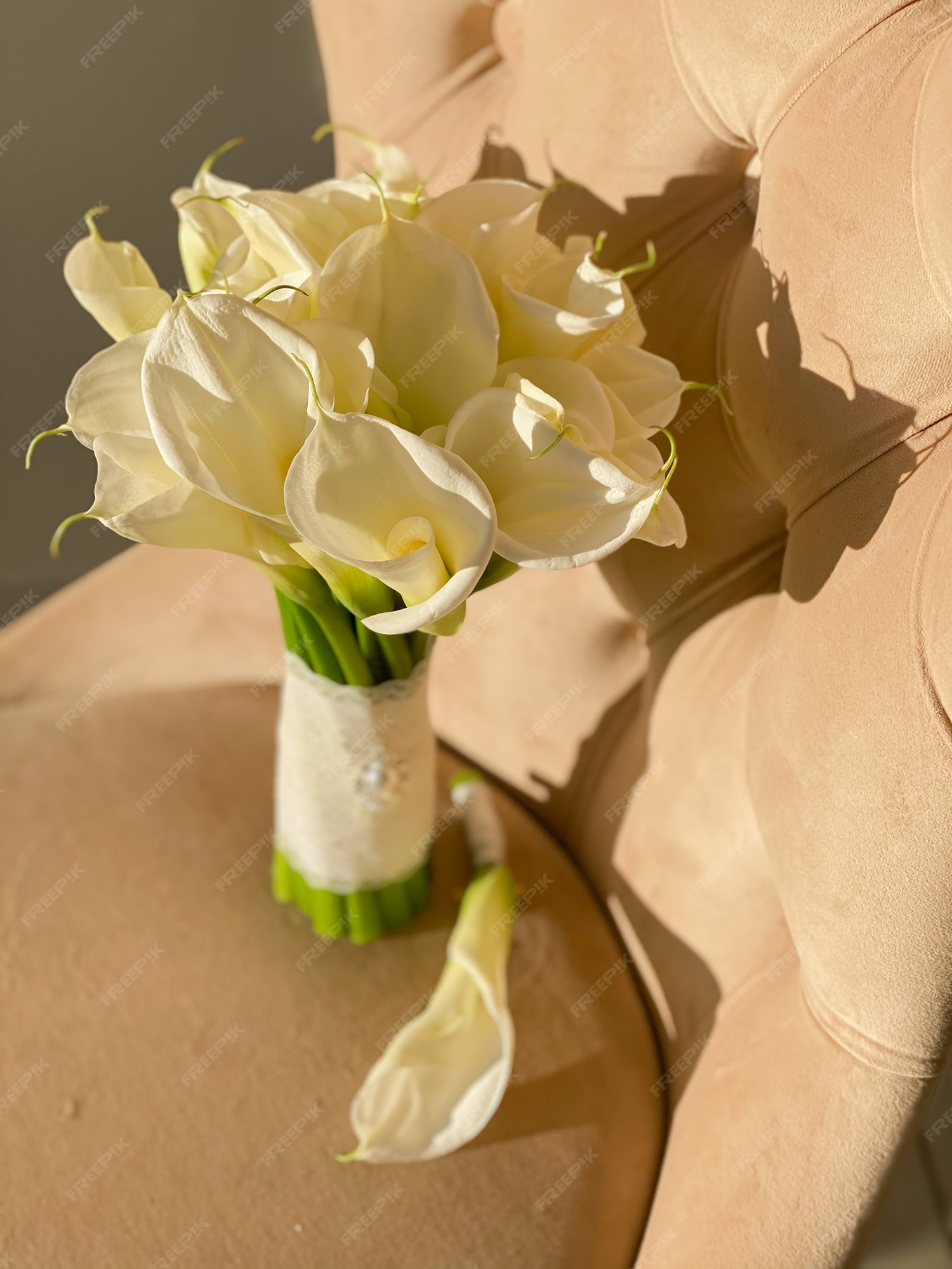 Premium Photo | A wedding bouquet of white callas delicate flowers for the  bride and groom on a wedding day