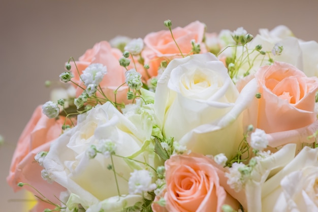 壁紙として使用するバラと結婚式の花束