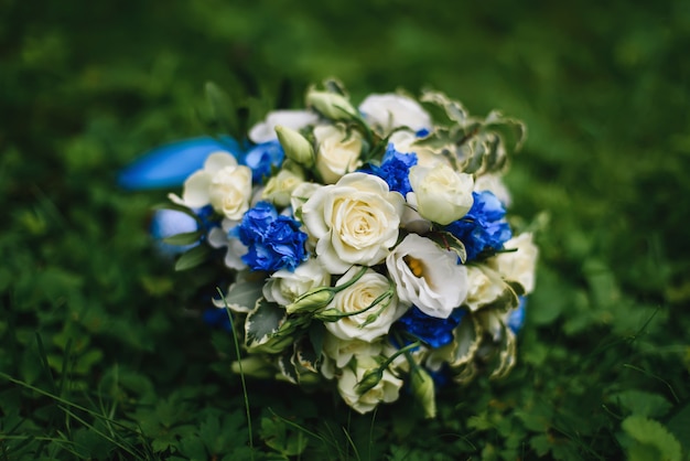 Свадебный букет с белыми розами и голубыми цветами