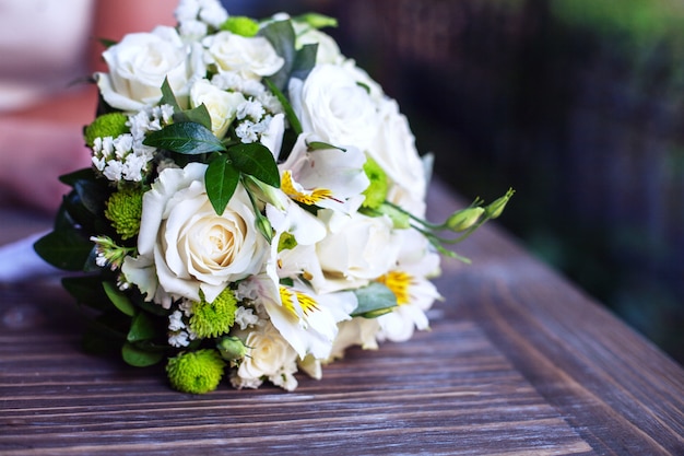 Photo wedding bouquet wooden table.