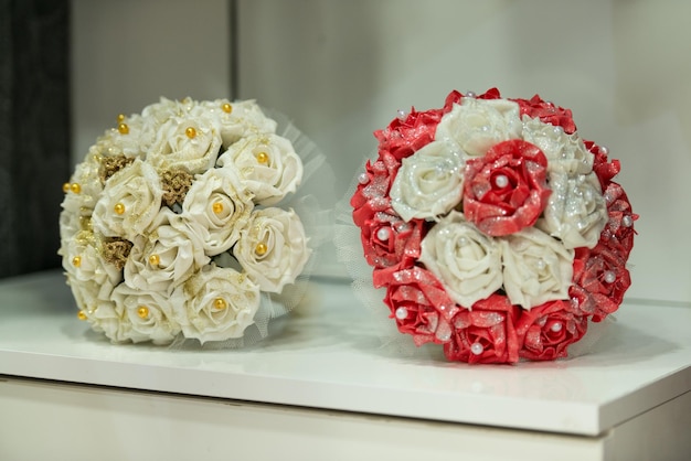 Bouquet da sposa di rose rosse e bianche gialle