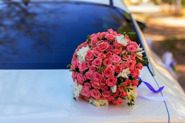 Свадебный букет невесты букет из маленьких роз