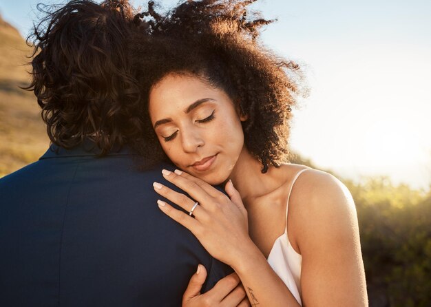 Photo wedding bride and groom hug at sunset with embrace together for care love and support in married life marriage black woman and man at romantic marriage event in cape town south africa nature