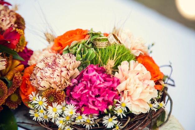 秋のテーマで結婚式の花嫁の花束。