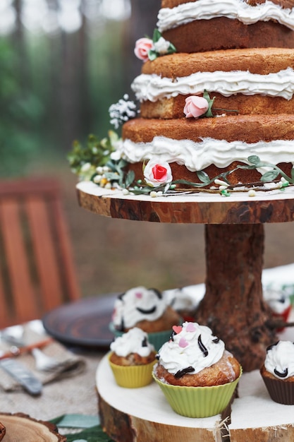 사진 파인 크림 장미 결혼식 테이블 장식으로 만든 나무 스탠드에 웨딩 케이크와 케이크