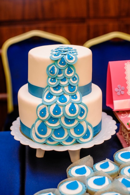 青と白のデザインのウェディング ケーキ