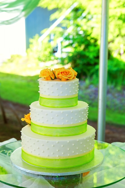 Torta nuziale e mazzi di fiori sul tavolo