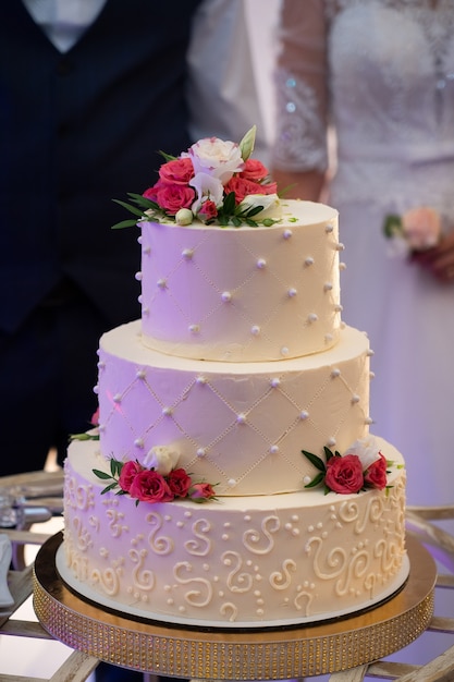 Wedding cake, hands and the knife, cutting