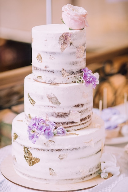 Foto torta nuziale sul banchetto di nozze