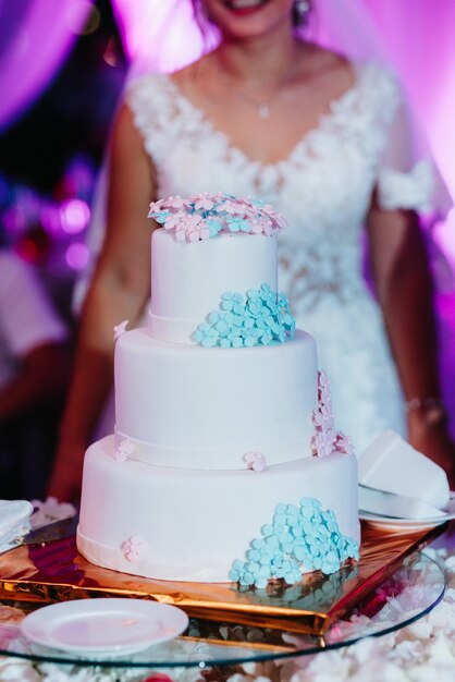 新婚夫婦の結婚式でのウエディングケーキ