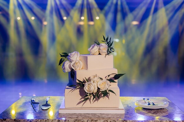 꽃과 웨딩 케이크 화이트 케이크