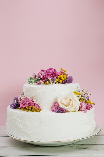 Torta nuziale con fiori