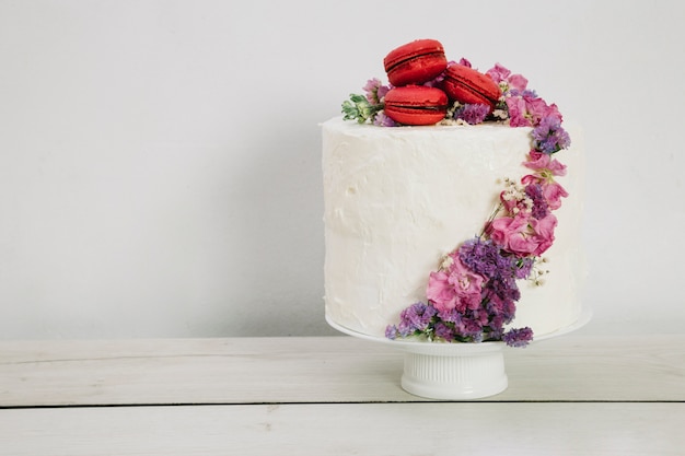 Photo wedding cake with flowers