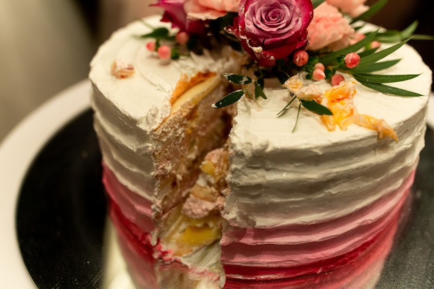 Torta nuziale con fiori naturali