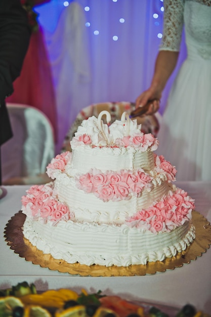 Photo wedding cake with roses 2112