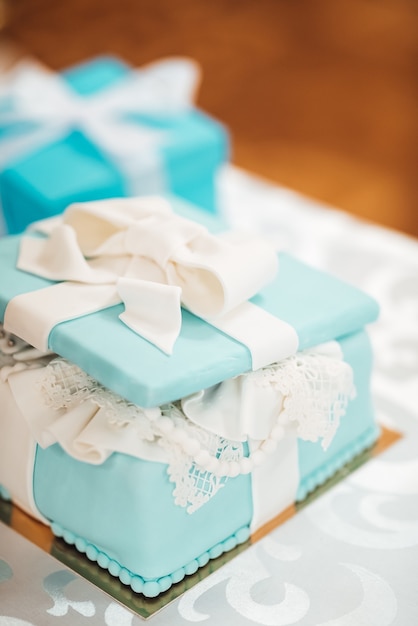 Wedding cake with turquoise cakes in tiffany style