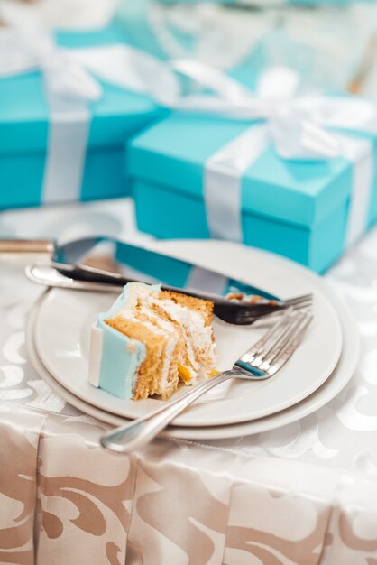 Wedding cake with turquoise cakes in tiffany style