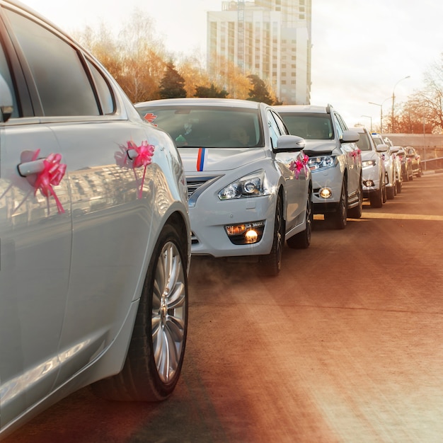 並んで立っている結婚式の車