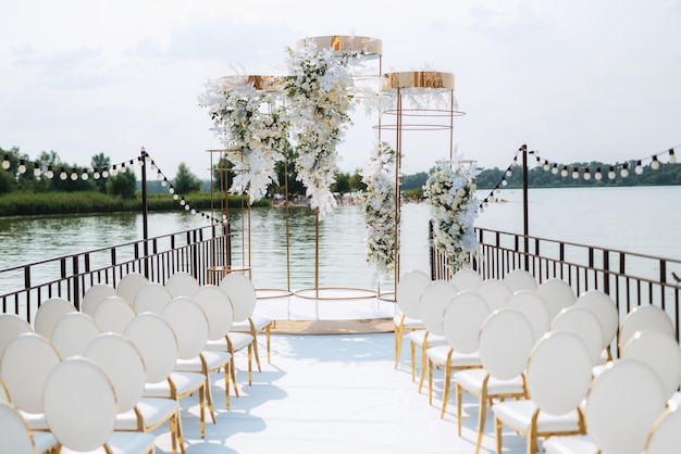 Зона свадебной церемонии, декор арочных стульев