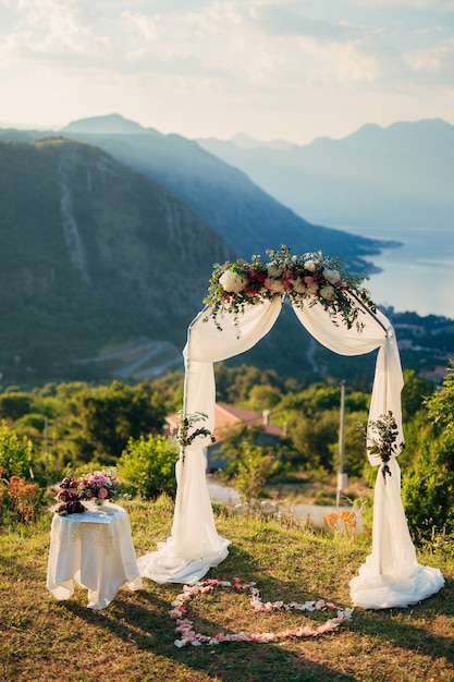 Foto cerimonia di matrimonio in montagna