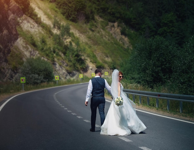 Церемония бракосочетания молодоженов в июле 2021 года в Украине в Житомере Креативное фото Молодые люди празднуют свадьбу