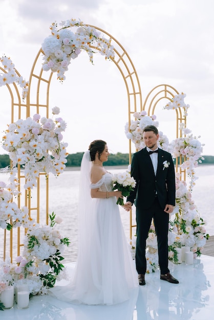 新婚夫婦の結婚式は埠頭で行われます