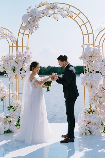 新婚夫婦の結婚式は埠頭で行われます