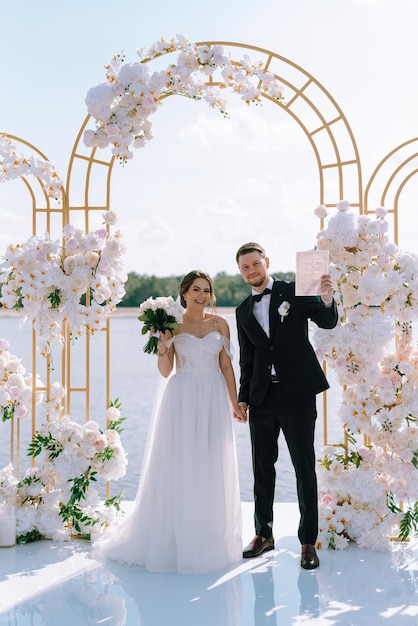 新婚夫婦の結婚式は埠頭で行われます