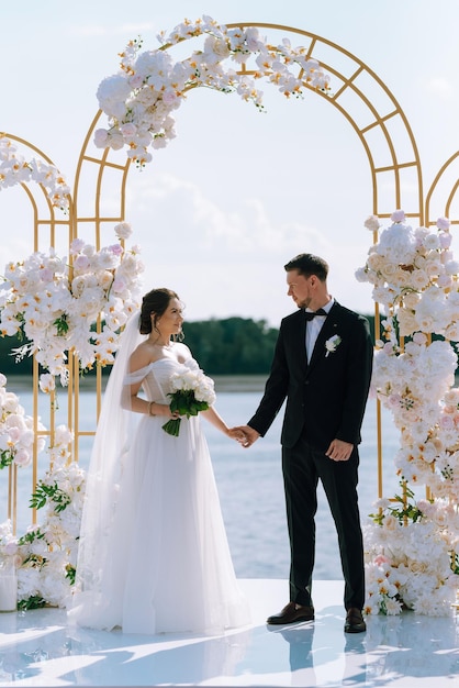 新婚夫婦の結婚式は埠頭で行われます