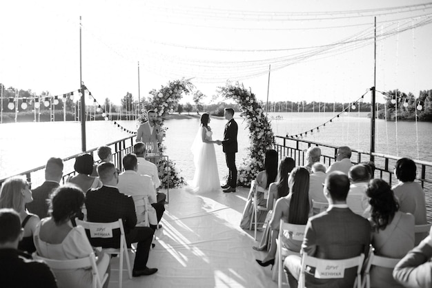 Фото Свадебная церемония на высоком пирсе у реки