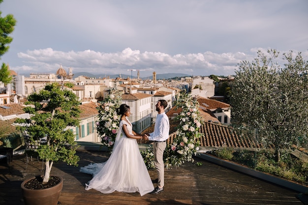 建物の屋上での結婚式、都市の街並みとサンタマリアデルフィオーレ大聖堂の景色