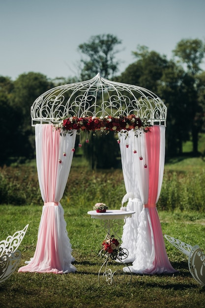 緑の芝生の路上での結婚式。