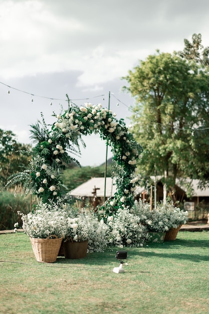 Cerimonia di matrimonio con fiori all'esterno in giardino