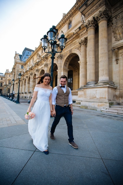 結婚式のカップル。美しいウェディングドレスの花嫁、スタイリッシュなタキシード、パリフランスの花嫁