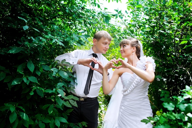 自然の背景に結婚式のカップルのファッション写真撮影。