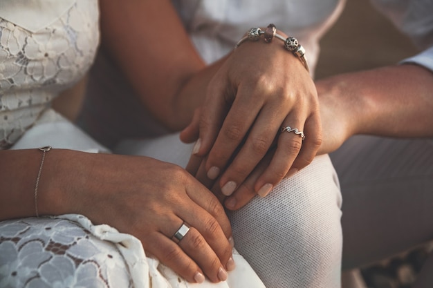 日没に手をつないで結婚式のカップル