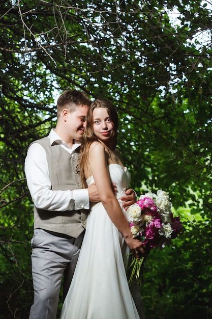 結婚式のカップルが公園でキス