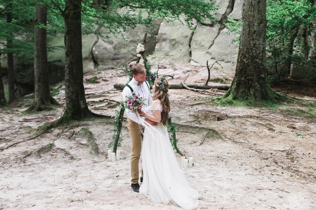 山の結婚式のカップル