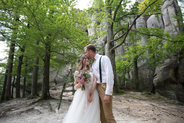 山の結婚式のカップル