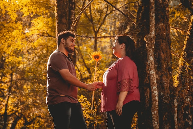 自然の中での結婚式のカップル