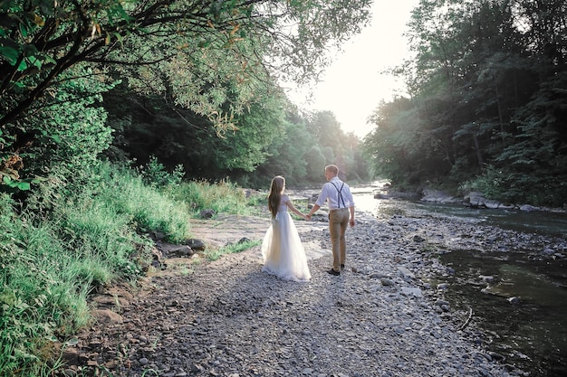 川の近くの結婚式のカップル