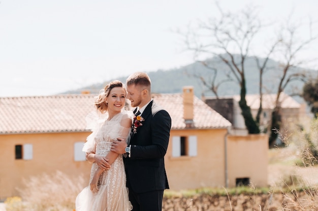 フランスの別荘の近くの結婚式のカップル。プロヴァンスの結婚式。フランスの結婚式の写真撮影。