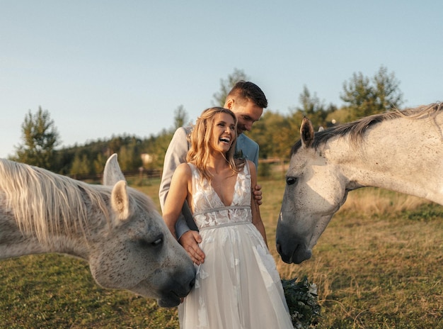 馬と結婚式のカップルのポス