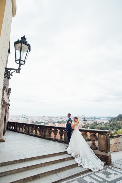 プラハの結婚式のカップル