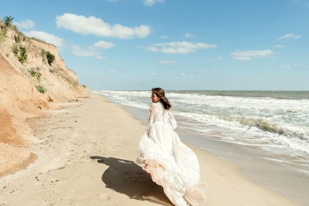 海の結婚式のカップル