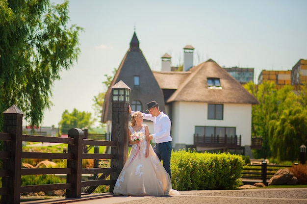 散歩に夏の結婚式のカップル