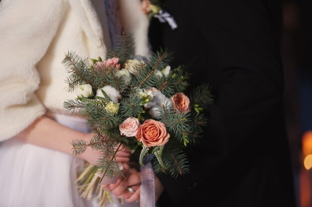 Foto sposi con un bellissimo mazzo di fiori in primo piano