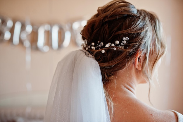 Preparazione del giorno del matrimonio sposa con velo diadema